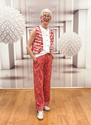 MAISON HOTEL Sommerhose chilli ecru, leichte Steppweste chilli ecru, Bluse ohne Arm weiß MARTA DU CHATEAU
