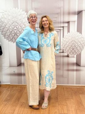 EMILY VAN DEN BERGH Leinenkleid und Bluse mit Stickerei, Leinenhose, Gürtel ACCESSOIRES