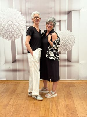 Midikleid Viscose Leinenmix, Baumwollbluse gemustert, Rippshirt mit V Ausschnitt alles midnight brown OPUS, Leinenmixhose Colette offwhite sans RED BUTTON