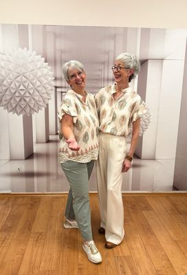 süße gemusterte Bluse MARTA DU CHATEAU, leichte Sommerhose khaki ASCARI, Marou Travel OPUS