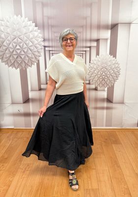 Strickshirt OPUS, weit fallender Rock moro und black MARTA DU CHATEAU