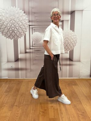 Verkürzte Hemdbluse weiß OPUS, BW Culotte vorne schräg wie Rock moro braun MARTA DU CHATEAU