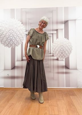 Carmenbluse taupe und schwarz, Rock moro und schwarz MARTA DU CHATEAU, Gürtel aus Spanien