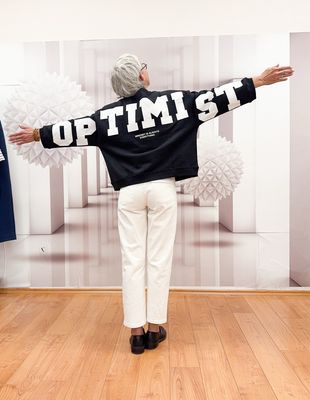 THE SHIRT PROJEKT Sweater black mit rückwärtigem Druck" Optinist", Jeans offwhite OPUS, Lederloafer ITALIEN