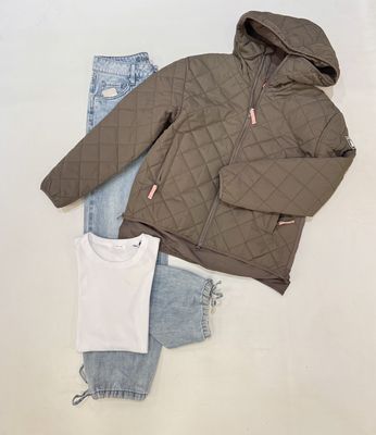 Quiltby -leichte Steppjacke morel DERBE, Jeans Hannah ohne Elasthan BLUE MONKEY, Rippshirt weiß OPUS