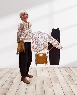 Wildleder Fransentasche ITALIEN, Bündchenbluse floral Paisley EMILY VAN DEN BERGH, Barrel City Pant midnight brown OPUS