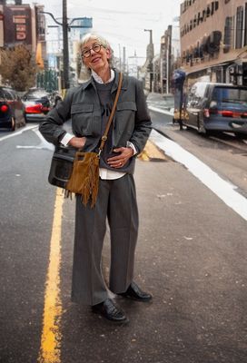 Kurzjacke und Culotte OPUS, Bluse weiß und Pullover FRIEDAund FREDDIES, Lederloafer und Tasche ITALIEN