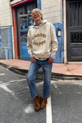 Hoddie sand melange und Stripe Bluse THE SHIRT PROJEKT, verkürzte Jeans Chrissie REDUZIERT BLUE MONKEY