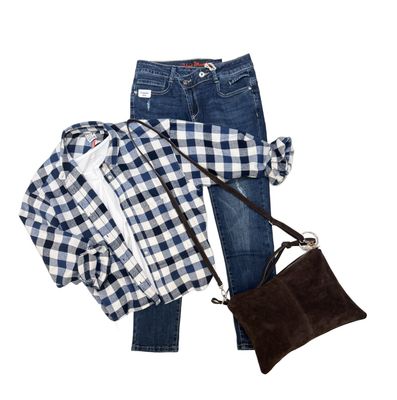 Bluse navy ckeck EMILY VAN DEN BERGH, Jeans schräger Verschluß BLUE MONKEY, Wildledertasche moro ITALIEN