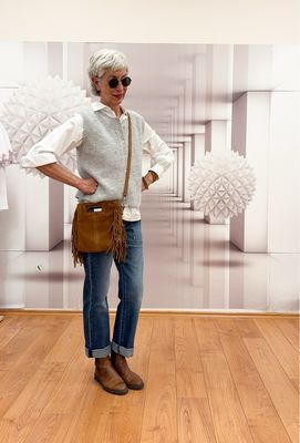 Strickweste grey melange THE SHIRT PROJECT, Bluse weiß EMILY VAN DEN BERGH, Buggy Workerjeans BLUE MONKEY, Wildledertasche ITALIEN