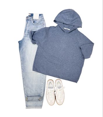 Kurzarm Strickhoodie mit Kashmir und Loose Fit Jeans YAYA, Ledersneaker weiß BABOUCHE
