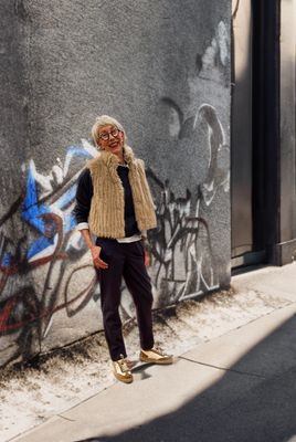 Kunstfellweste RINO und PELLE, Pullover und Busyhose inkblue YAYA, Bluse THE SHIRT PROJECT, Sneaker BABOUCHE