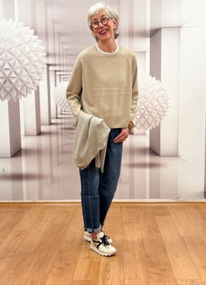 Merino/ Cashmere Pullover in 2 Farben RINO und PELLE, Zola gold Sneaker BABOUCHE, Jeans Caitlin RED BUTTON