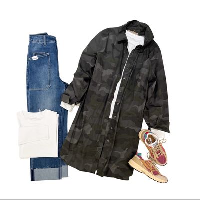 Camouflage Longbluse MARTA DU CHATEAU, Basicshirt weiß YAYA, Baggyfit Jeans BLUE MONKEY, BIO Sneaker beige coral GENESIS