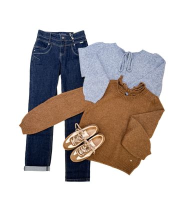 RELAX Jeans dark blue, Kuschelpullover mit Rückenschluppe brown und mid blue RED BUTTON, Ledersneaker BABOUCHE