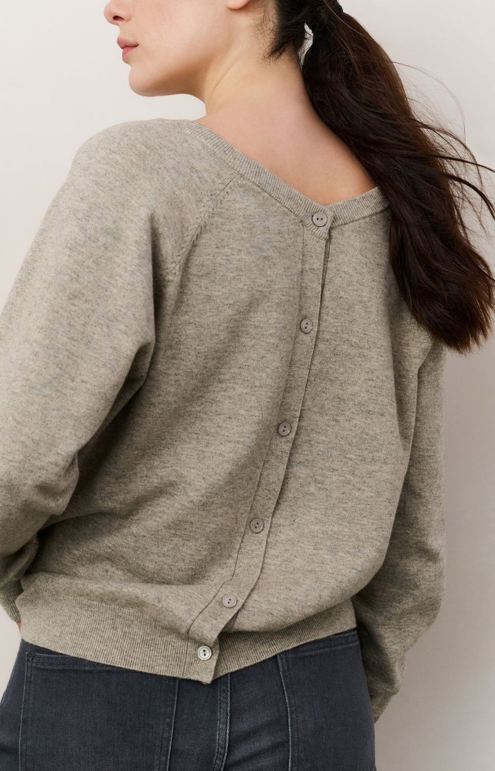 01-000494-99018 brownish grey Pullover mit V und Rückenknopfleiste YAYA