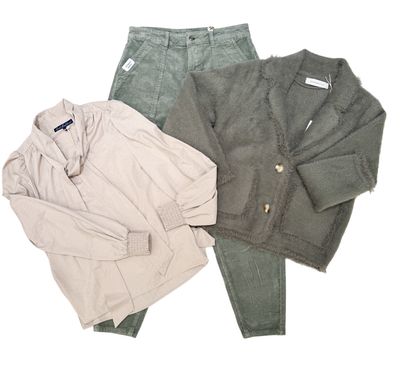 Kuschelblazer mit Fransen ash green RINOund PELLE, Ballo Cordhose ash green BLUE MONKEY, Vscosebluse vintage rose gemustert EMILY VAN DEN BERGH