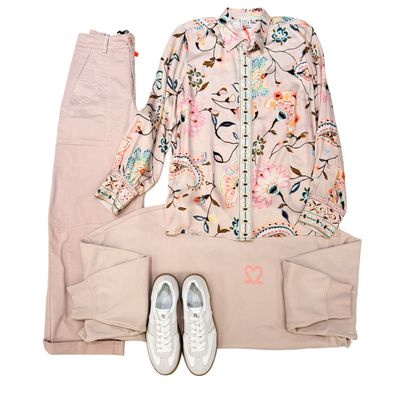 EMILY VAN DEN BERGH Bluse vintage rose gemustert, MILO Pant und Sweater Tessa vintage rose YOU TOO, weißer Sneaker BABOUCHE