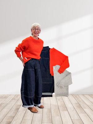 super modische Barreljeans dark blue BLUE MONKEY und andere, dicker Kuschelpullover flame und grey melange THE SHIRT PROJEKT