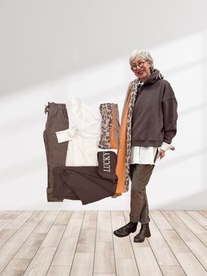 Hoddie chocolate THE SHIRT PROJECT, Dehnbundhose fango MARTA DU CHATEAU, Longbluse weiß YAYA, Viscoseschal leo orange ACCESSOIRES