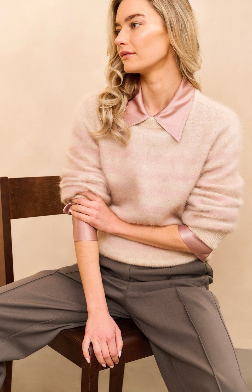 01-000539-615091 kuscheliger Pullover zartem Streifen shadow grey pink YAYA