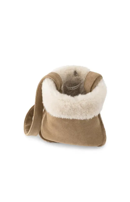 03-001104-99030 Schultertasche in Lammfelloptik mit verstellbarem Riemen light camel YAYA