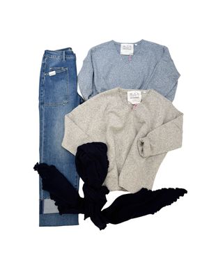 V- Pullover in light grey mel. und jeans blue mel. THE SHIRT PROJECT, Baggy jeans BLUE MONKEY, Volantschal navy ACCESSOIRES