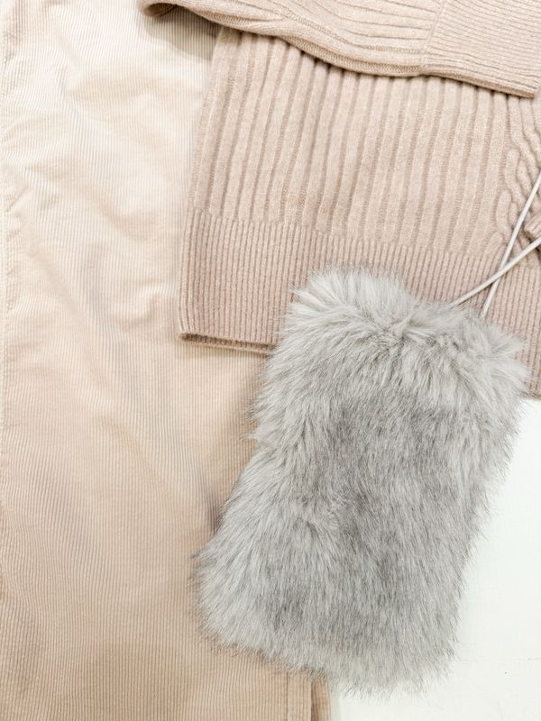 03-000087 light grey Flauschige Telefontasche mit Schnur YAYA 03-000087 light grey Flauschige Telefontasche mit Schnur YAYA