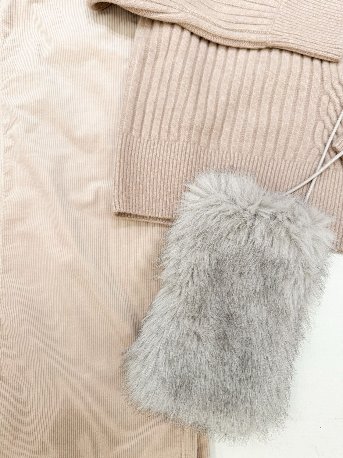 03-000087 light grey Flauschige Telefontasche mit Schnur YAYA 03-000087 light grey Flauschige Telefontasche mit Schnur YAYA