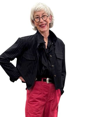 Nadelstreifen Kurzblazer black, elegante Volantbluse black beides MARTA DU CHATEAU, MILO winter pink YOU TOO, Wildledergürtel Accessoires reduziert