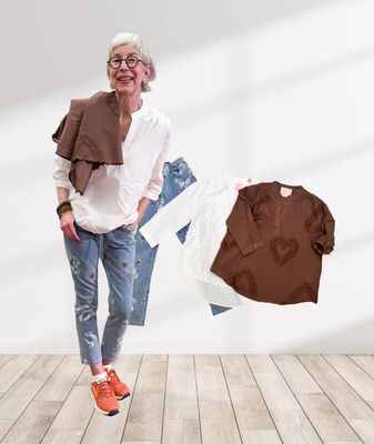 Bluse mit "Herz" Flock - Print in weiß und espresso THE SHIRT PROJECT, 7/8 Jogger im Blütendruck BLUE MONKEY