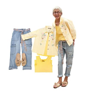 Leichte bestickte Blusenjacke vanillegelb und Spitzentop yellow MARTA DU CHATEAU, Cargo Pant RED BUTTON, Pantoletten MARTA DU CHATEAU, Gewebegürtel EMILY VAN DEN BERGH