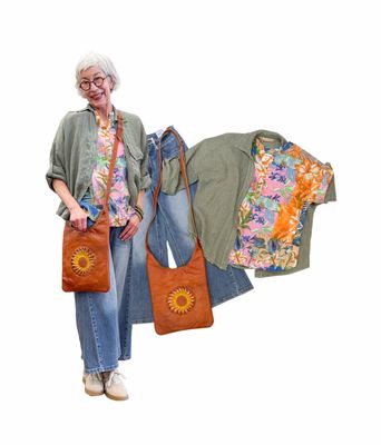 Printbluse ORIENTIQUE, Leinen Blusenjacke oliv MARTA DU CHATEAU, wide Leg Culotte Jeans BLUE MONKEY, Ledertasche braun SPANIEN