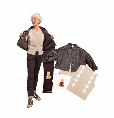 Kunstlederjacke auf Viscosebasis espresso RINO und PELLE, Rejax Jeans espresso RED BUTTON, Strickgilet und Shirt BLOOMINGS, Vintage Sneaker