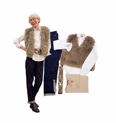 Puschelweste latte RINO und PELLE, Jeans Caitlina dark blue RED BUTTON, Bluse weiß und Stripeshirt FRIEDA und FREDDIES, Leo Stretchgürtel ACCESSOIRES