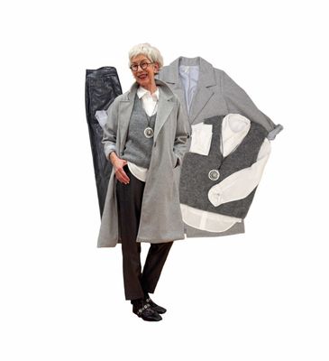 Legerer Viscose Mix Mantel light grey EIGENMARKE, Pullunder grey- Lederimitathose grey black und Bluse weiß YAYA