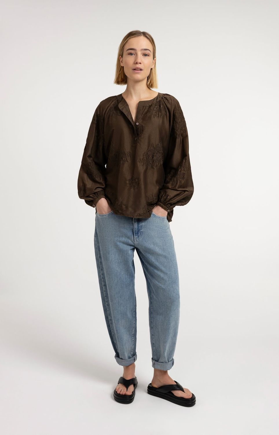 01-201229 braun Bestickte Bluse mit langen Ärmeln und Oversize Passform YAYA - eine Größe kleiner kaufen 01-201229 braun Bestickte Bluse mit langen Ärmeln und Oversize Passform YAYA - eine Größe kleiner kaufen