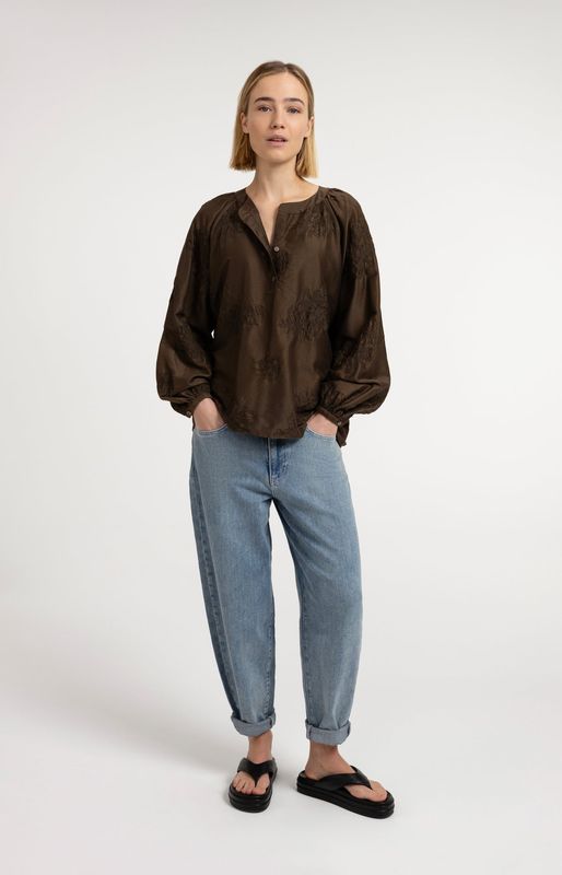 01-201229 braun Bestickte Bluse mit langen Ärmeln und Oversize Passform YAYA - eine Größe kleiner kaufen 01-201229 braun Bestickte Bluse mit langen Ärmeln und Oversize Passform YAYA - eine Größe kleiner kaufen