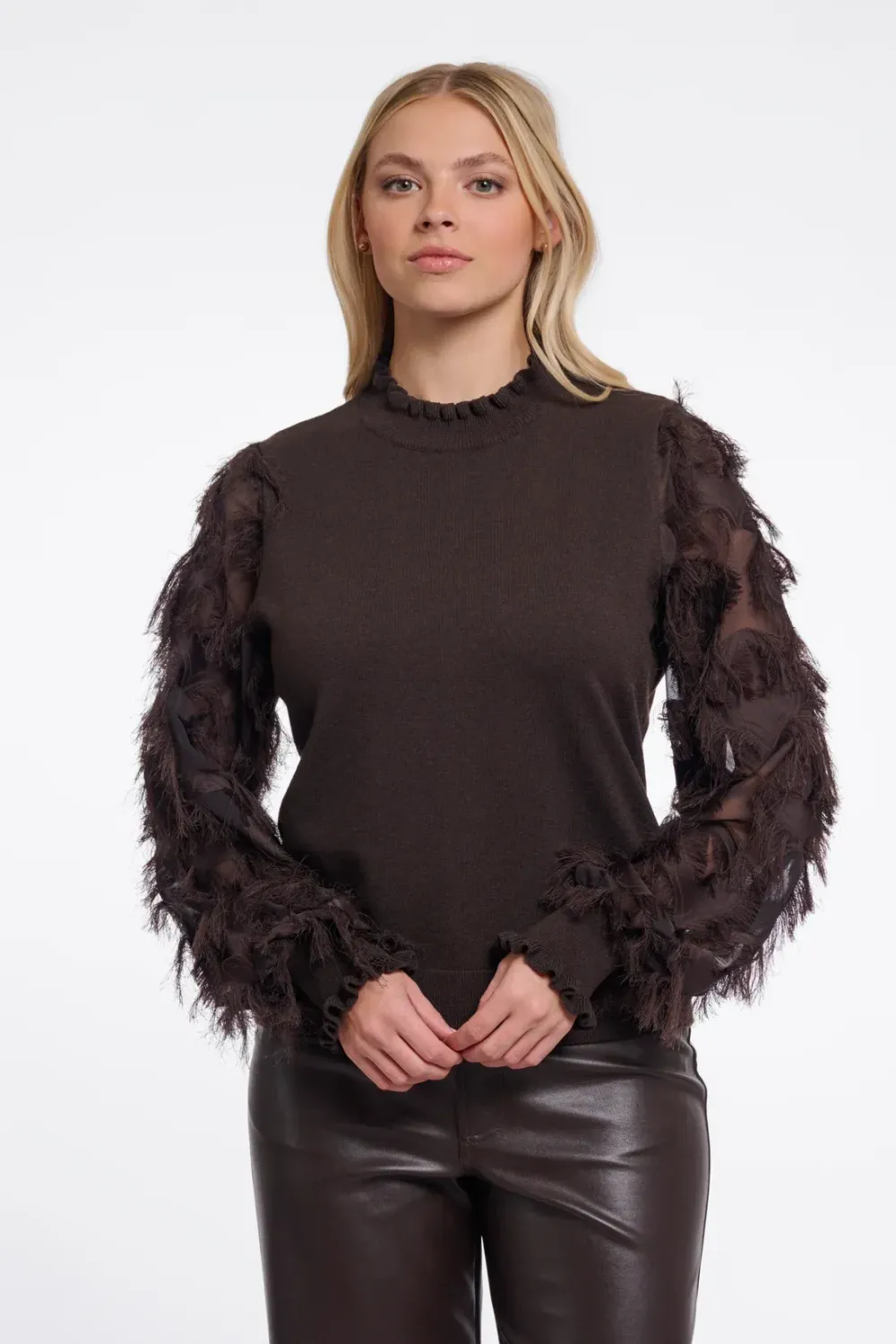 JANIQUE femininer Pullover mit fedrigen leicht transparenten Ärmeln espresso RINO&PELLE JANIQUE femininer Pullover mit fedrigen leicht transparenten Ärmeln espresso RINO&PELLE