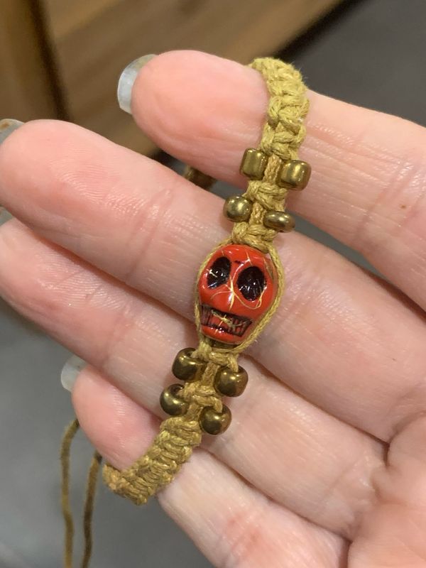 SKULL MACRAMÉ AJUSTABLE BRACELET TAN - Red Skull