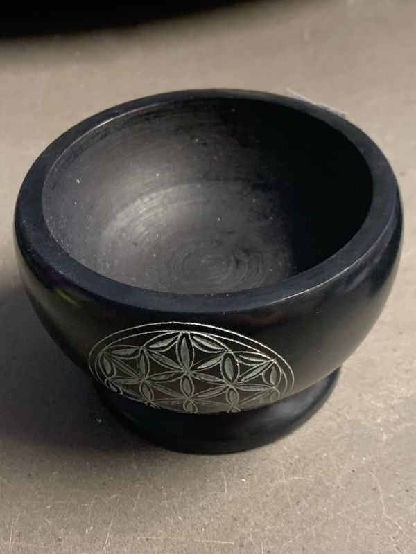 BLACK SOAPSTONE CARVED FLOWER OF LIFE MORTAR &amp; PESTLE - 10cm