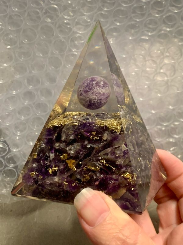 BINGO GAME 110 - Amethyst Chips in Resin - Pentagram Pyramid with floating Sphere - 250g