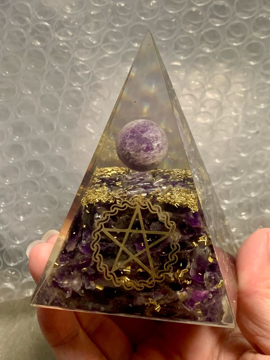 BINGO GAME 110 - Amethyst Chips in Resin - Pentagram Pyramid with floating Sphere - 250g
