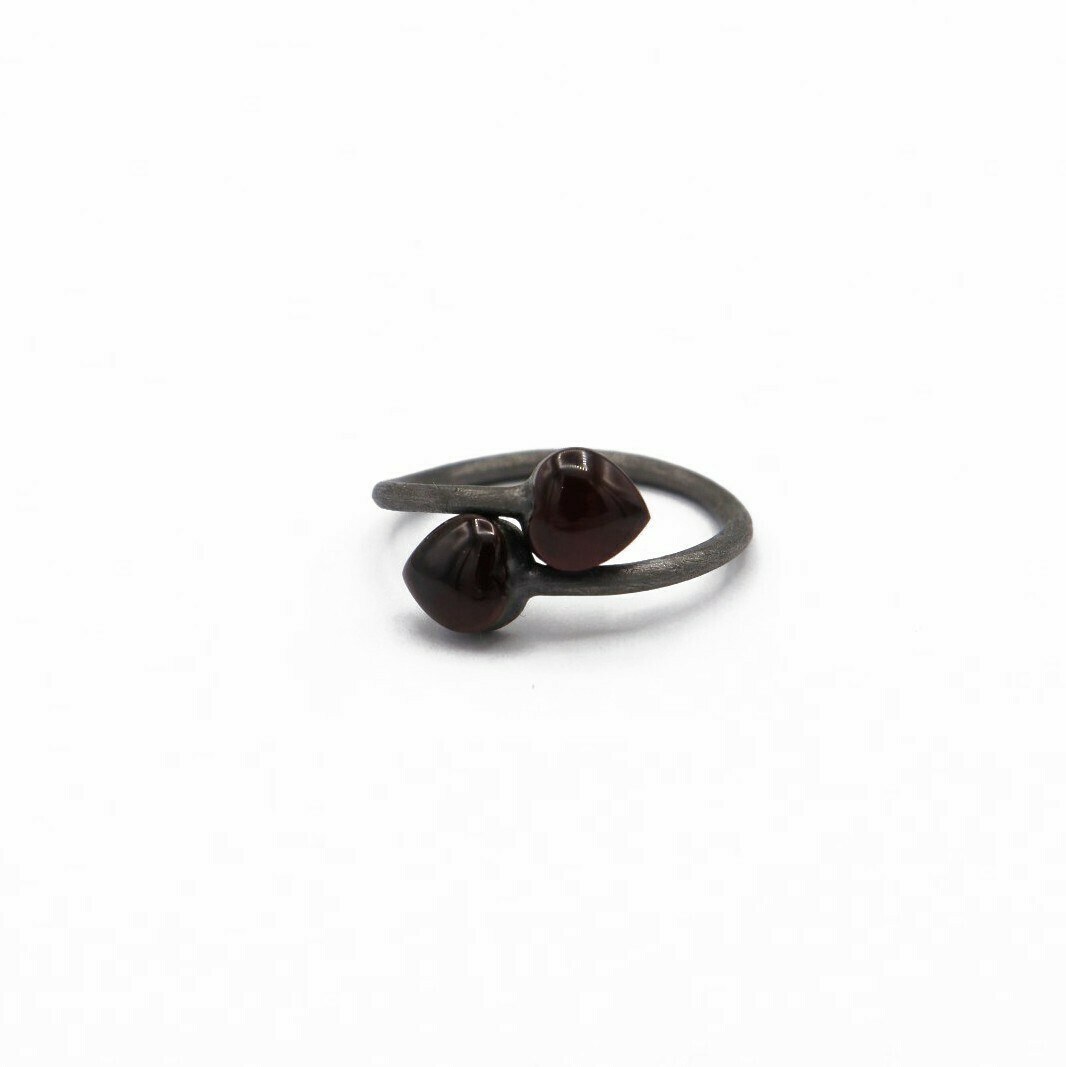 Anello CUORINMANO 6X6 rodiato nero con Granato Almandino ct 2,24