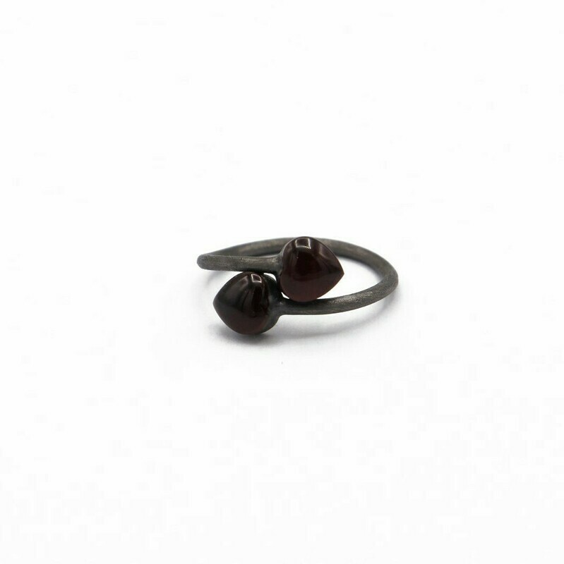 Anello CUORINMANO 6X6 rodiato nero con Granato Almandino ct 2,24