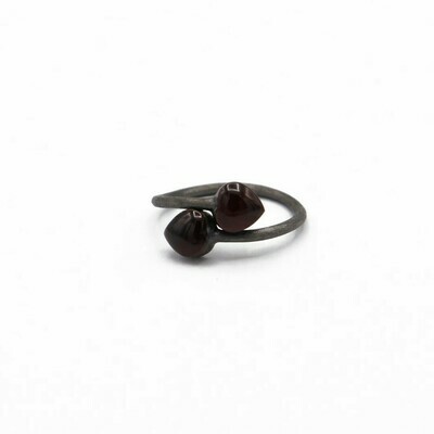 Anello CUORINMANO 6X6 rodiato nero con Granato Almandino ct 2,24