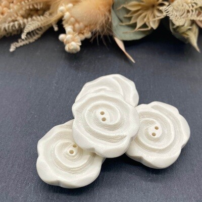 Knopf (Holz) Rosenblüte weiß - 29 × 27 mm