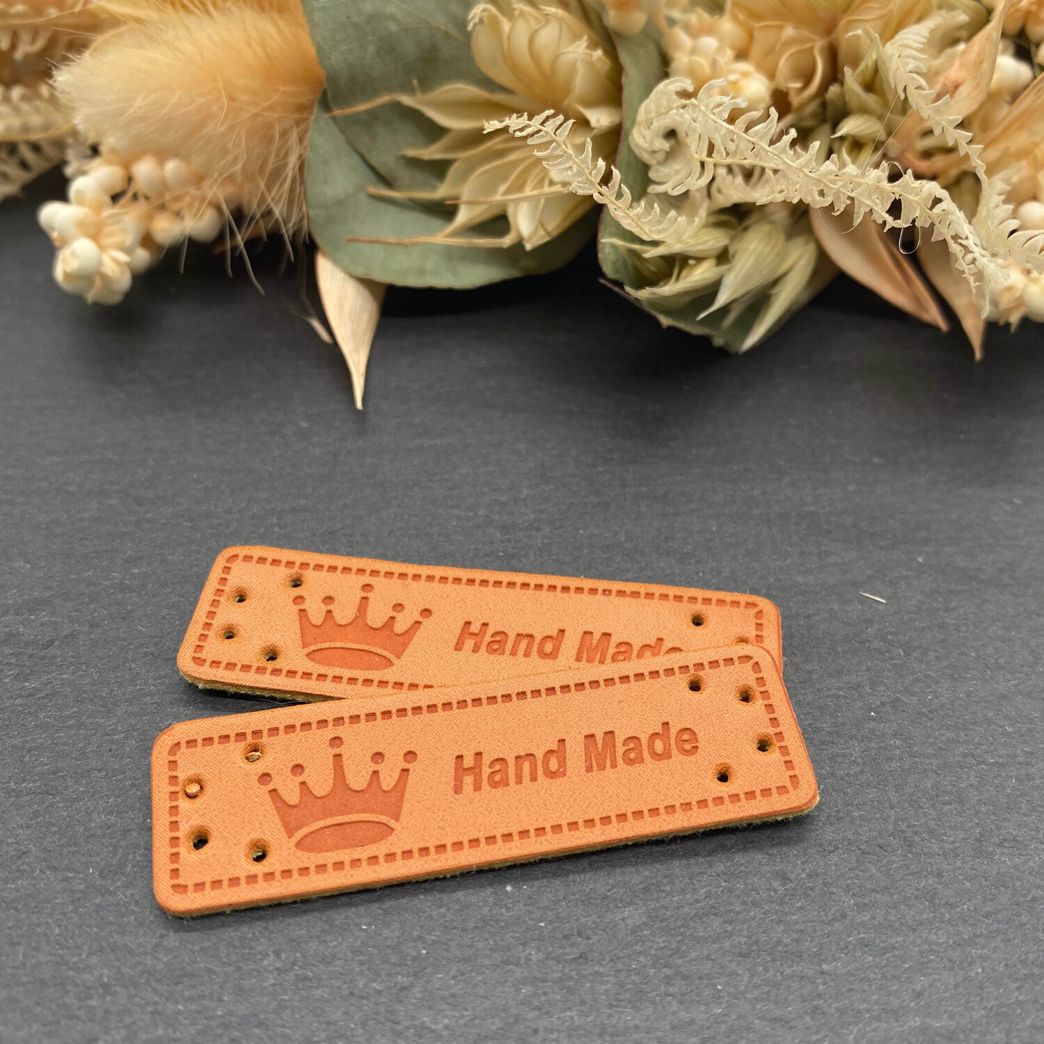 Kunstleder Label Hand Made Krone 5 × 1,5 cm