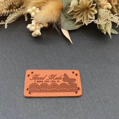 Kunstleder Label Hand Made Schmetterling 4 × 2 cm Kunstleder Label Hand Made Schmetterling 4 × 2 cm