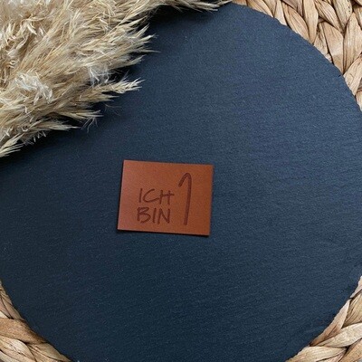 Kunstleder Label ICH BIN 1 4,5 × 3,5 cm Kunstleder Label ICH BIN 1 4,5 × 3,5 cm